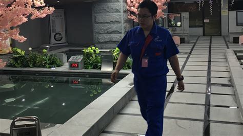 瓷磚上防滑劑刷過后沒及時清洗,后來上面有很多斑塊,怎么把防滑劑留下來的印跡洗掉.