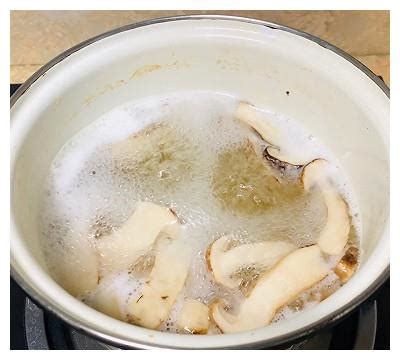胶州市速迈蘑菇种植厂 青岛胶州弯松茸菇种植