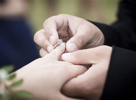 正确的结婚戒指戴法,结婚戒指带什么手指