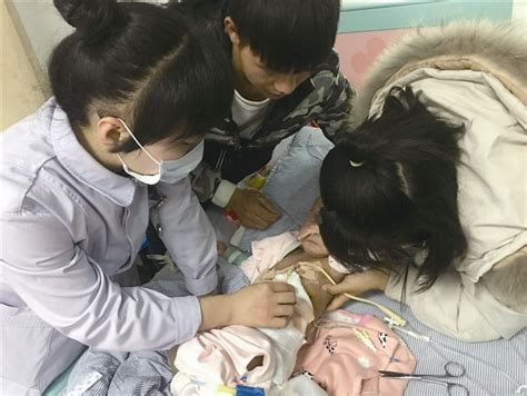 医生用牙签撑破羊水