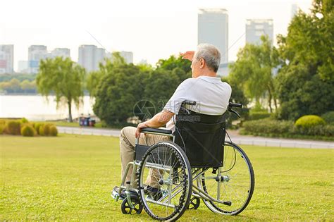 哪些老人适合手动轮椅,哪些老人适合电动轮椅
