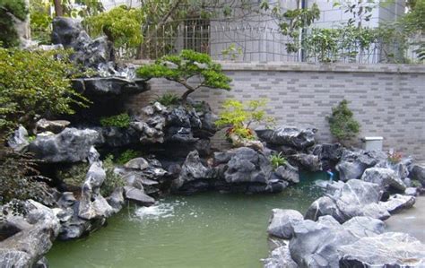 太湖石适合布置在公园，校园，庭院旅游景色等。有很高的观赏价值
