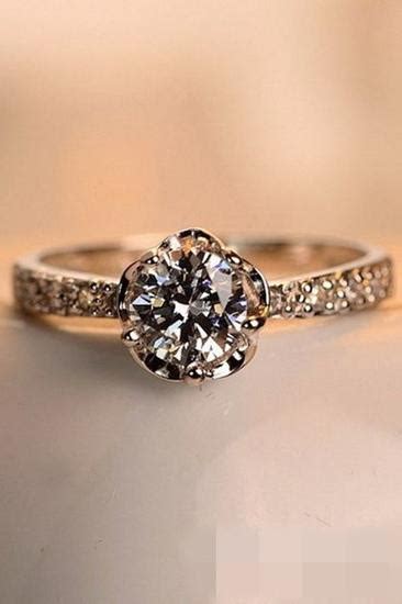 订婚戒指戴哪个手指,女方结婚戴戒指哪个手上