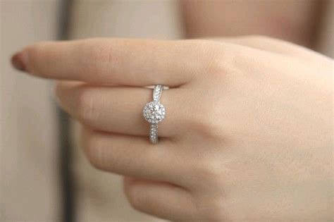 戒指上的钻掉下怎么办,订婚戒指边上的小钻石掉了