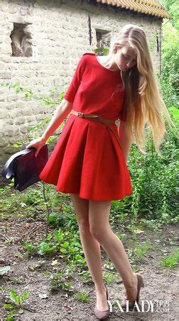 穿玫红色裙子露出半截腰,玫红色短袖配什么裙子