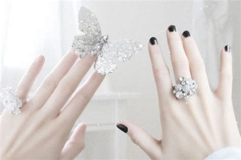 女孩订婚戒指戴哪个手指图片,订婚戒指戴哪个手指