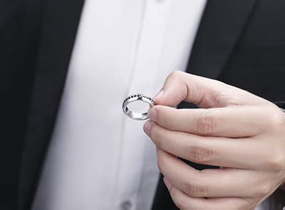 订婚戒指买哪个好,订婚戒指挑选哪个品牌好呢