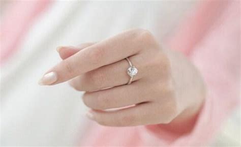 婚戒应该戴在哪个手指,女人的婚戒带在哪个手指