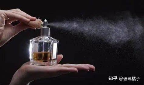 香水噴在什么地方比較容易持久 也比較容易讓別人聞到呢？
