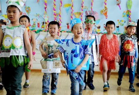利用塑料袋制我求利用廢物制作幼兒服裝的過程