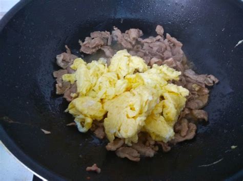 裹蛋清还是淀粉,肉片裹蛋清怎么炒
