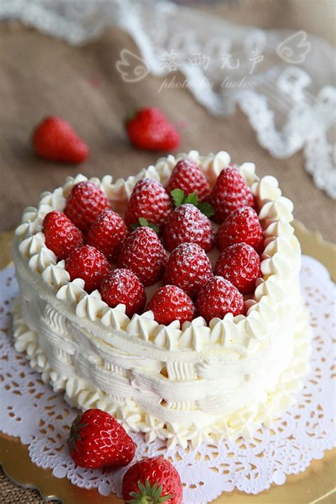 草莓怎么装饰蛋糕图片,低筋巧克力草莓蛋糕