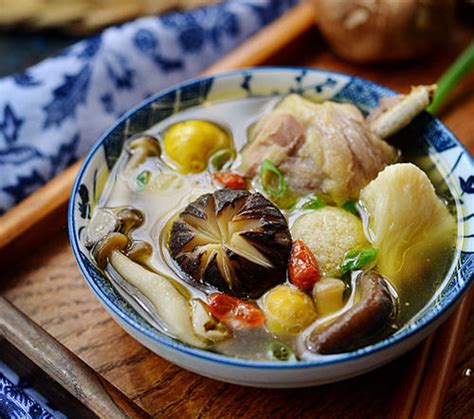 土鸡松茸菌菇汤家常做法,菌菇鸡汤的家常做法