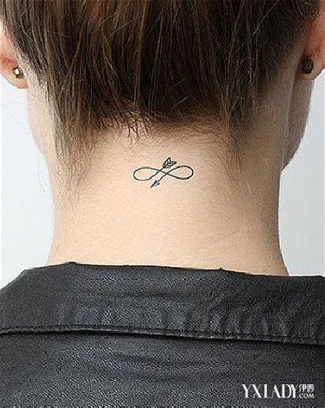 颈部个性纹身图片女,赛琳娜有了新的纹身