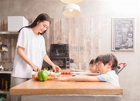 老男人和年轻女孩在一起会年轻吗