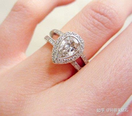 结过婚戒指应该戴在哪个手指,你知道结婚戒指戴在哪个手指上吗