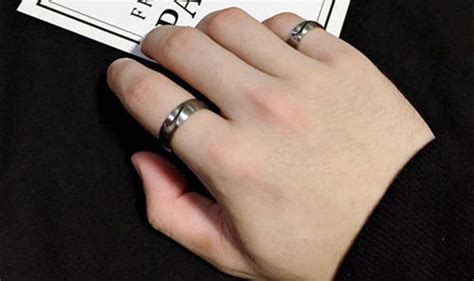 男戒指戴哪个手指代表什么,戒指戴哪个手指是代表什么