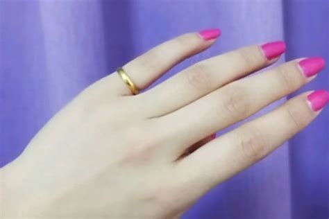 戴情侣戒指戴在哪个手指,戒指戴在小拇指上代表什么