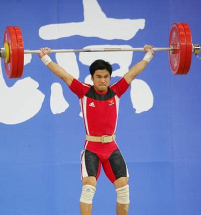 中国举重运动员训练用什么,举重练什么的啊