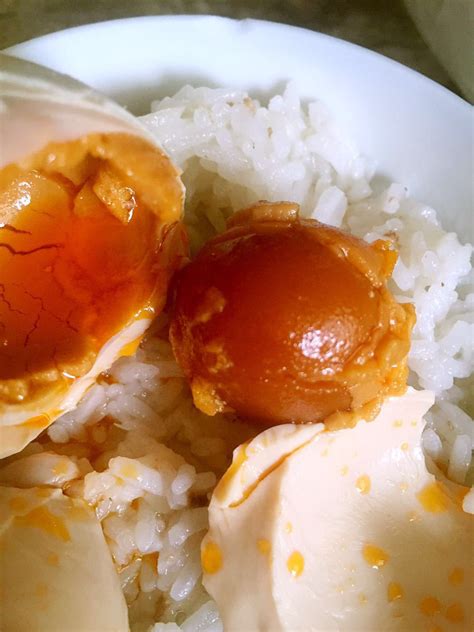 起沙冒油的烤海鸭蛋,海鸭蛋怎么吃最有营养价值