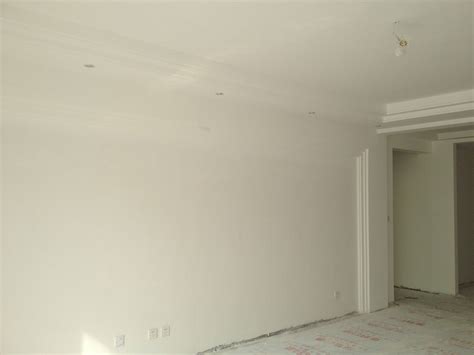壁纸跟乳胶漆哪个好,家装壁纸和乳胶漆哪个更环保