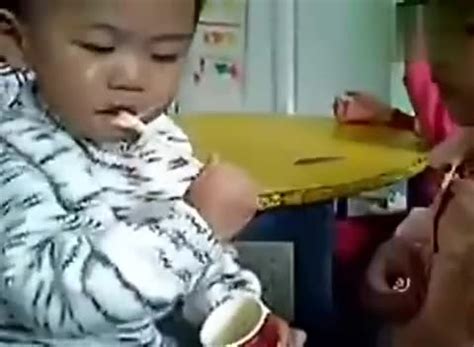 三个月小孩不吃奶什么原因,小孩吃奶的叫什么游戏