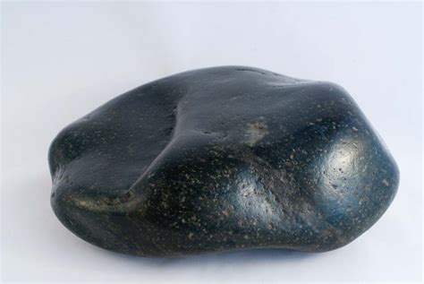 假原石怎么分辨是含玉的,和田玉的一刀穷