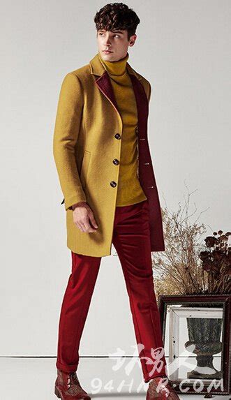 红色毛衣搭配什么颜色外套好看,高领酒红色毛衣搭配什么外套好看