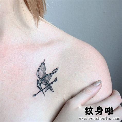 女生纹身英文字母图片,泫雅与男友晒情侣纹身