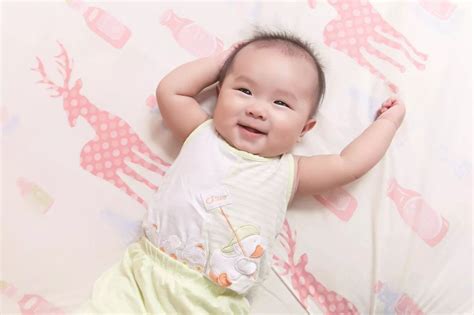 小宝宝有这三个表现，说明他已经能辨别妈妈了，出现的越早越聪明