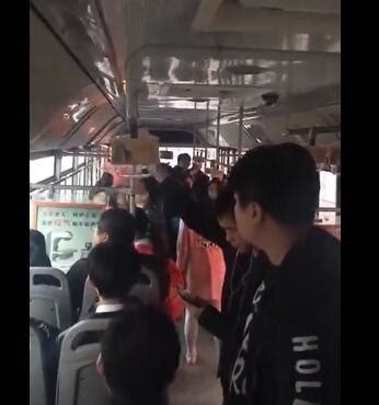 公交车上女儿喊脚疼，妈妈低头一看报了警，乘客大赞聪明