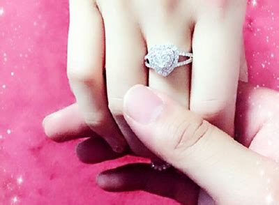 求婚戴戒指戴哪个手指,求婚戒指戴哪个手指