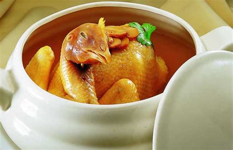 超经典的松茸炖鸡在家也能做。 松茸炖鸡 还可以加什么食材