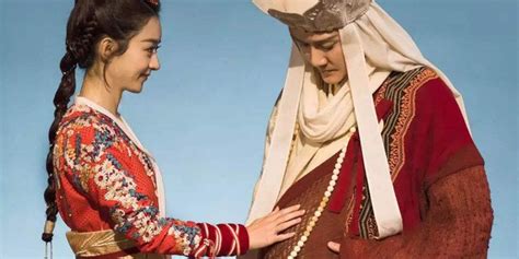 赵丽颖冯绍峰和儿子合照