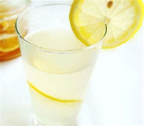 蜂蜜新鲜柠檬水的功效,新鲜蜂蜜柠檬水怎么做的