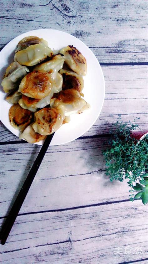 香脆猪肉煎饺子,没解冻的饺子怎么煎