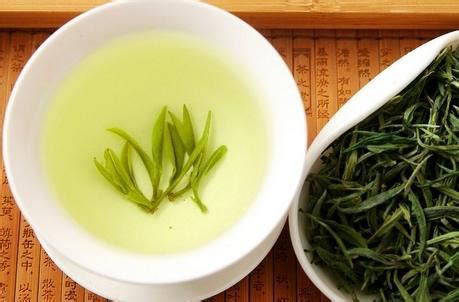 绿茶是怎么泡的图片和视频,沸水泡茶容易酸