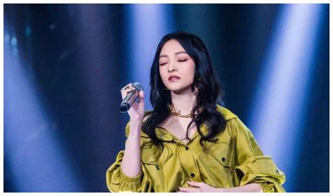 愛都愛了都愛了心卻很難愈合心也痛了也痛了我們之間 了 女的唱的 是什么