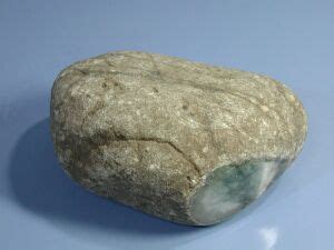 翡翠原石怎么发现,如何简单的辨别翡翠原石