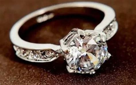 结婚戒指戴 在哪个指头上,情侣戒指带在哪个手指