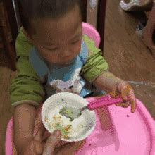 宝宝几个月可以锻炼自己拿勺子吃饭