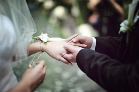 订婚和求婚有什么区别,求婚订婚结婚戒指有什么异同