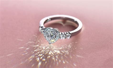 买订婚戒指不知道选什么材质,订婚戒指用什么钻石
