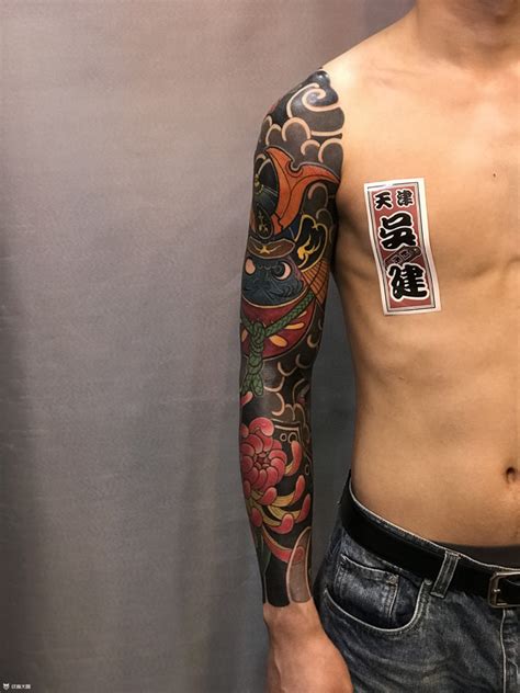 欧美手臂纹身女,日本人体纹身女惊悚的艺术