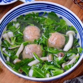 蘑菇豆腐小白菜汤怎么做好吃,鲜香味美的小白菜肉丸豆腐汤