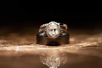 结婚戒指男的戴哪个手指上,婚戒怎么戴戴哪个手指上