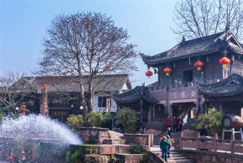 位于网红城市中的古镇，被称“中国好莱坞”，风景绝佳美食众多