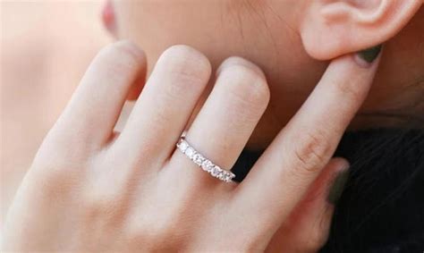 食指戴戒指是什么意思?