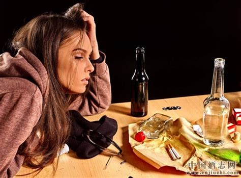 喝酒的图片女伤感