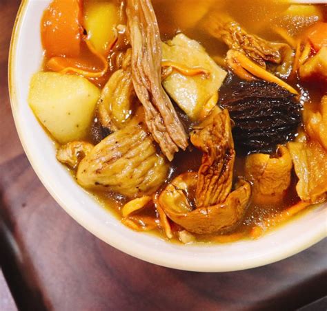 姬松茸猪骨煲汤,松茸菌菇包汤料